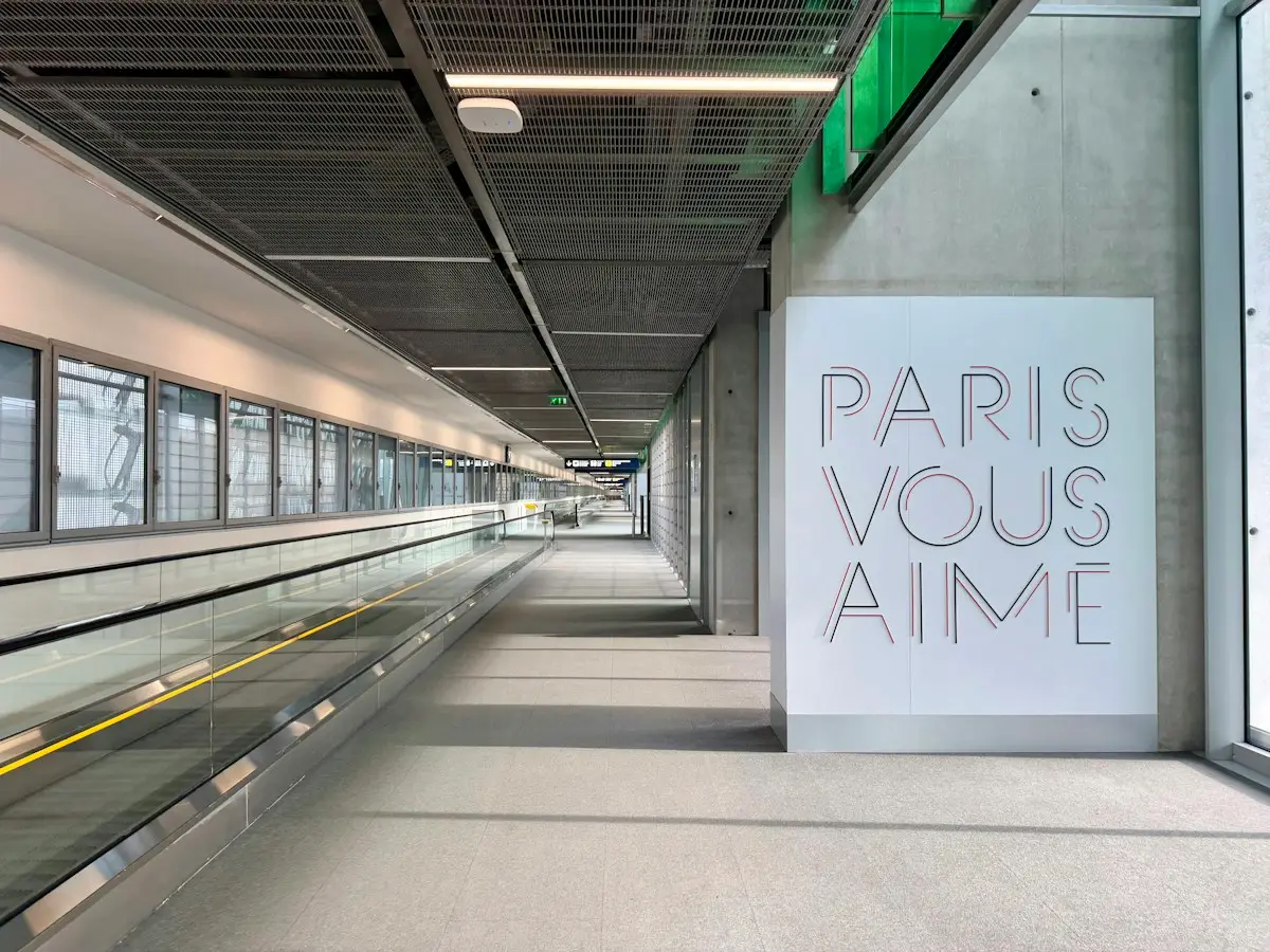 Couloir d'un terminal de l'aéroport Paris-Charles-de-Gaulle