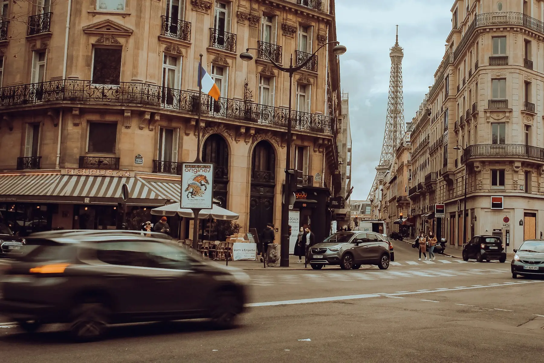 Taxi circulant dans une rue parisienne au petit matin