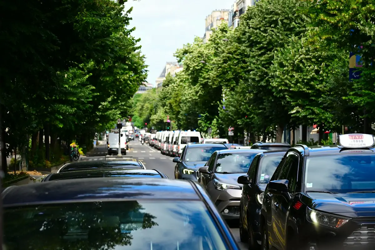 Circulation dans une avenue parisienne bordée d'immeubles