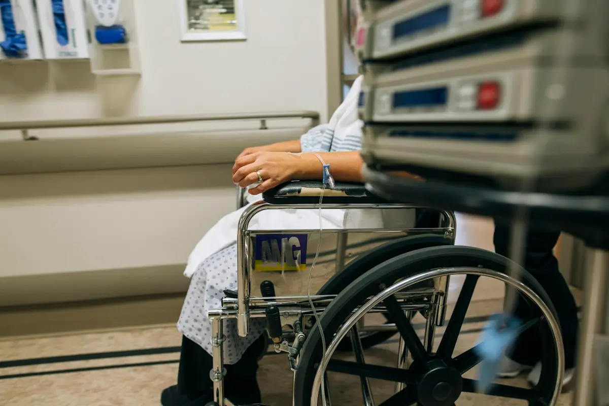 Patiente en fauteuil roulant dans un couloir d'hôpital