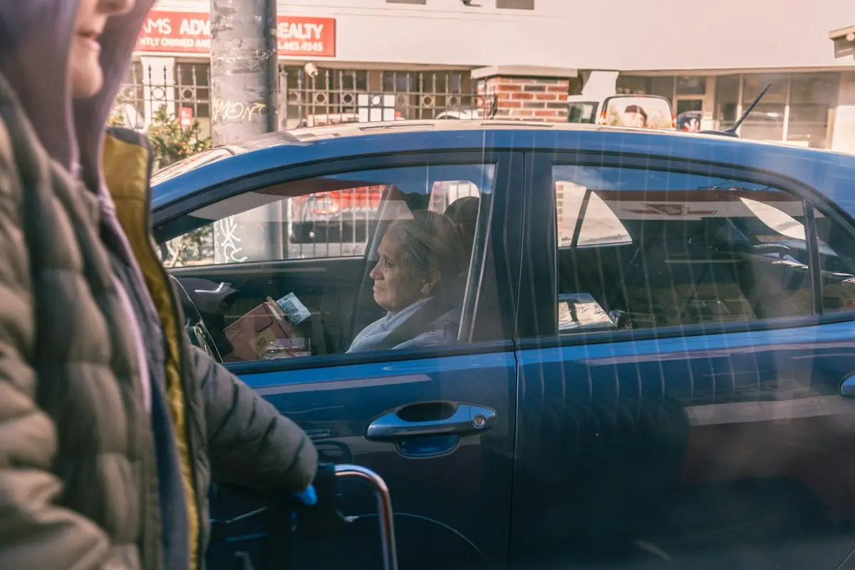 Passagère regardant la rue par la vitre d'une voiture